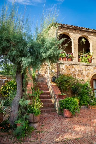 Indah beranda di kota kuno di Tuscany — Stok Foto