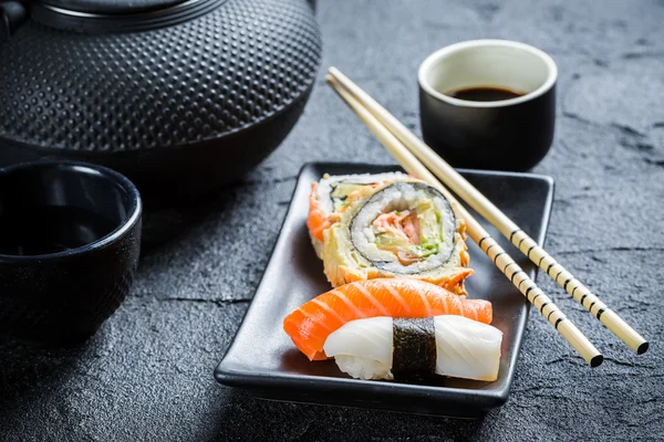 Sushi serveras med te — Stockfoto