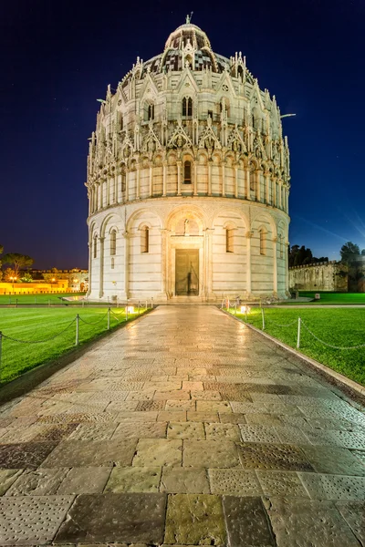 Baptistery in Pisa at night — Stock Photo, Image