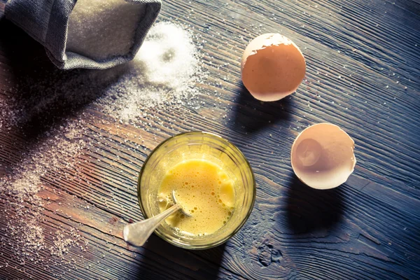 Yumurta ve şeker basit tatlı yaptı — Stok fotoğraf