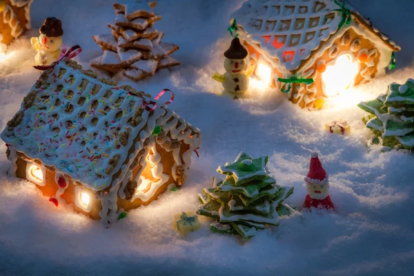 Pequenas casas de gengibre na neve — Fotografia de Stock