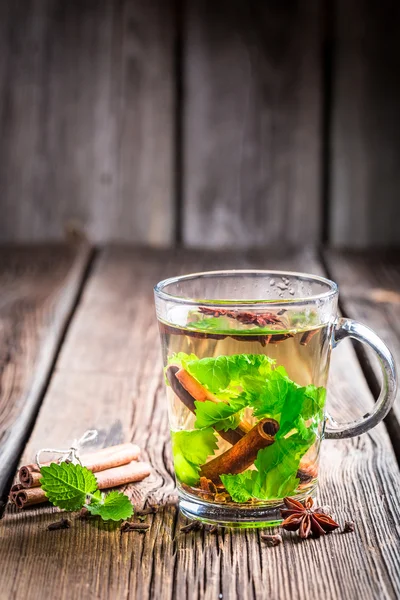 Warme groene thee op een houten tafel — Stockfoto