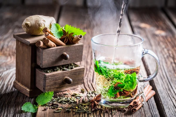 Brewing green tea with cinnamon — Stock Photo, Image