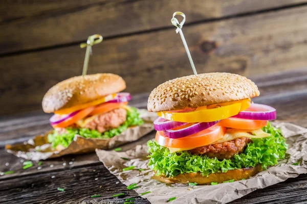 Dwa smaczne domowe hamburgery — Zdjęcie stockowe