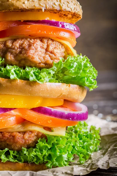 Крупним планом двоповерховий домашній гамбургер — стокове фото