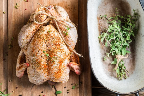 Pollo speziato prima della tostatura — Foto Stock