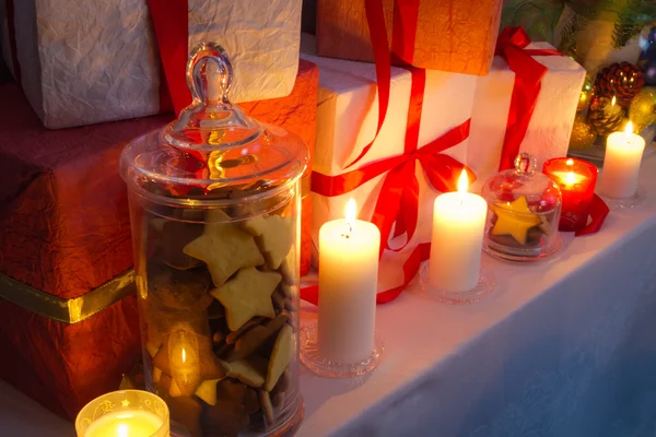 Tarro de galletas de jengibre y regalos de Navidad —  Fotos de Stock