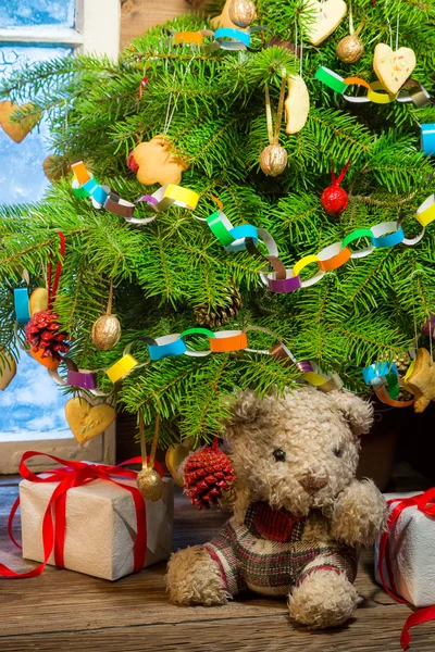 Kerstboom met geschenken ingericht in een winteravond — Stockfoto