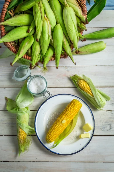 Frischer heißer Mais mit Butter serviert — Stockfoto