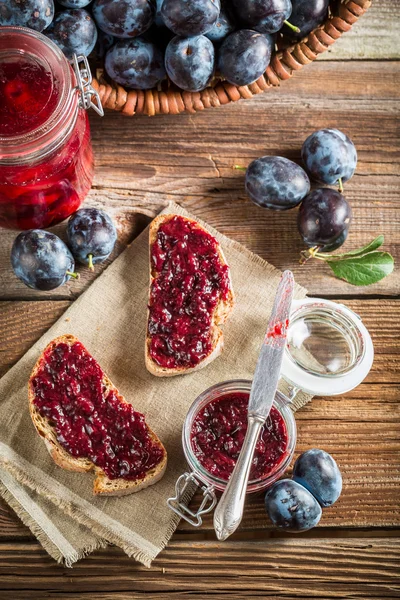 Sandwich à la confiture de prunes maison — Photo