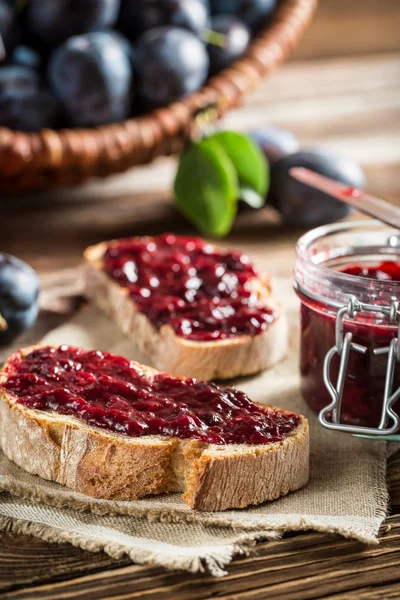 Sanduíche com geléia de ameixa caseira — Fotografia de Stock