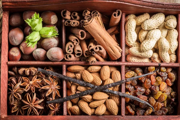 Nahaufnahme von Zutaten und Nüssen für Schokolade — Stockfoto
