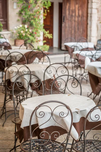 昔のイタリアの町の通りで小さなレストラン — ストック写真