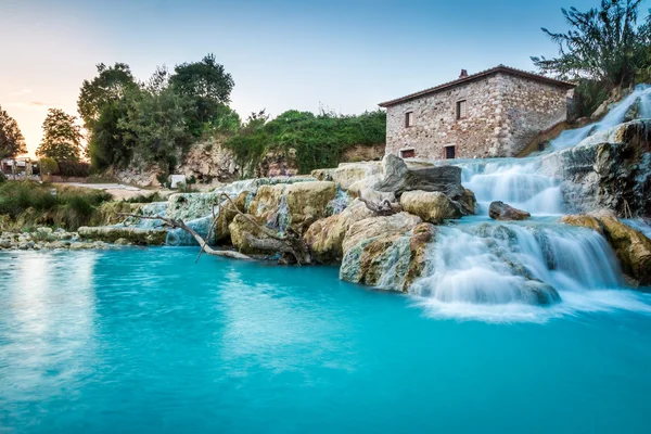 Naturliga spa med vattenfall i Toscana, Italien — Stockfoto