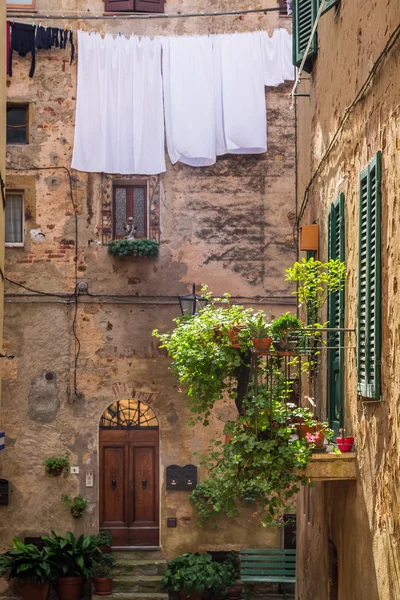 Balcon vintage dans la rue en Italie — Photo