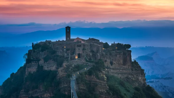 Beskåda av den gammala staden Bagnoregio före soluppgången — Stockfoto