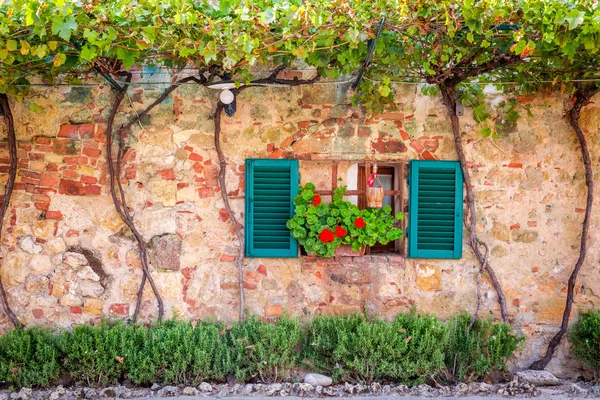Güzel veranda İtalya çiçeklerle süslenmiş — Stok fotoğraf