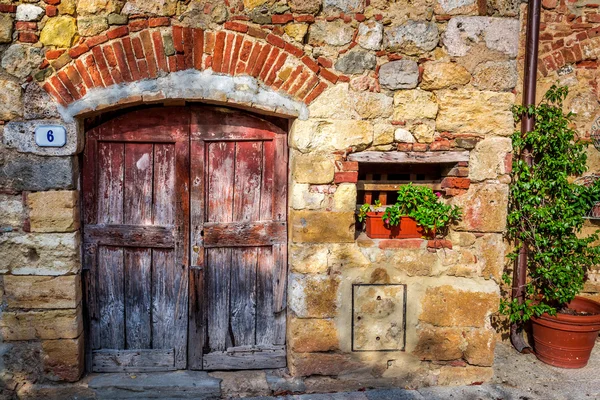 Portico vintage per strada in Italia — Foto Stock