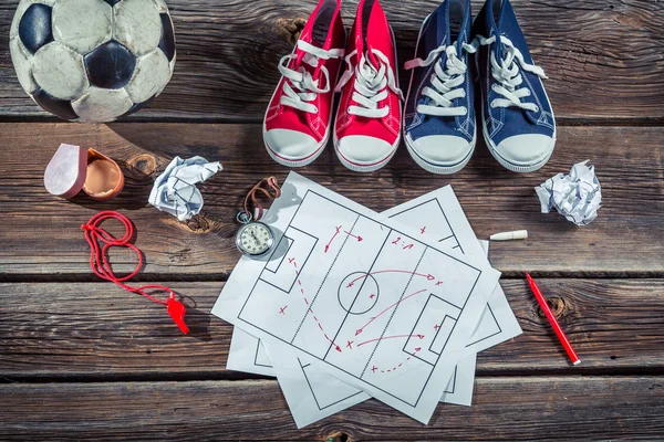 Tácticas de formación de fútbol en el escritorio de la escuela —  Fotos de Stock