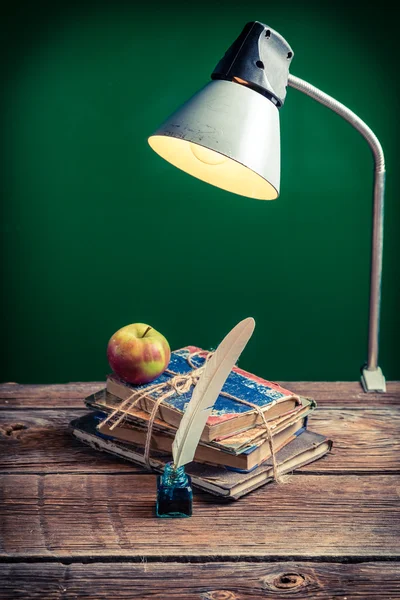 Lampe vintage et livres en classe — Photo