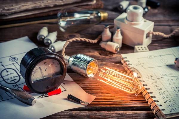 Examination of current and light bulbs in physics laboratory — Stock Photo, Image