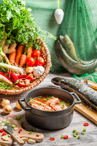 Ingredientes frescos para sopa de peixe — Fotografia de Stock