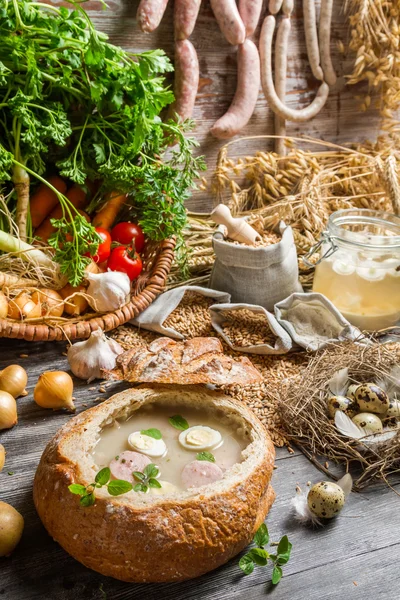 Sopa azeda com ovo de codorna e legumes frescos — Fotografia de Stock