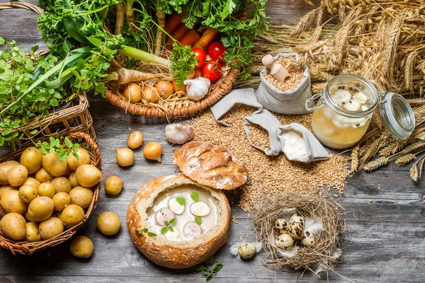 Sopa agria con huevo de codorniz y verduras frescas —  Fotos de Stock