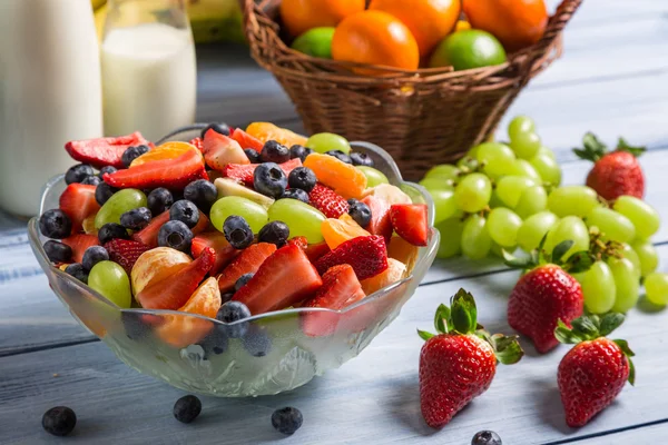 Förbereda en frisk fruktsallad — Stockfoto