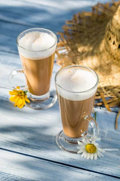 Café dans le jardin ensoleillé d'été — Photo