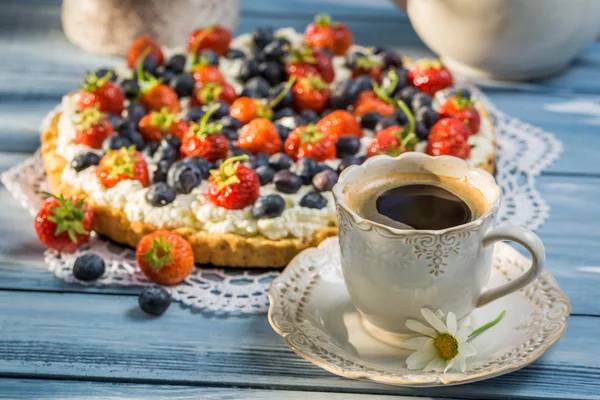 정원에서 제공 하는 커피와 과일 타르트 — 스톡 사진