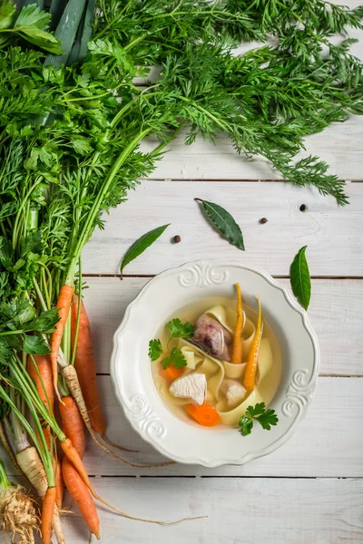 Bouillon maison avec nouilles et ingrédients — Photo