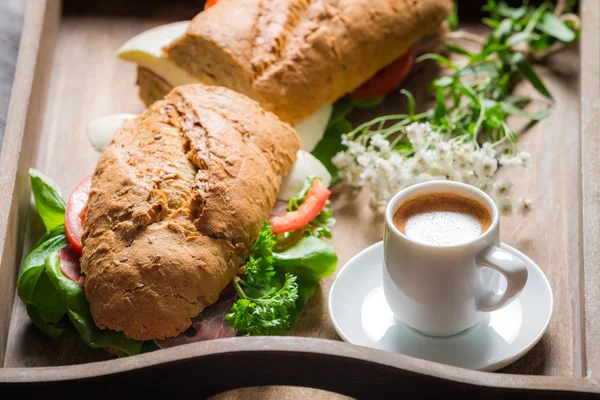 Espresso ve bir sandviç İtalyan kahvaltısı — Stok fotoğraf