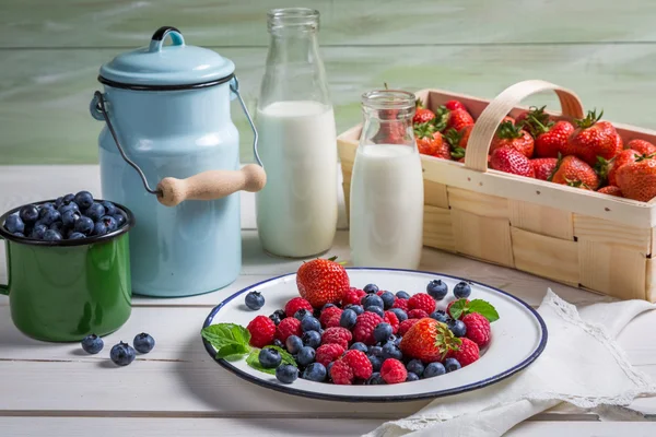 Свежие ягоды с молоком — стоковое фото