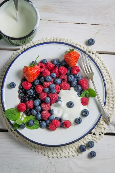 Bærfrukt med fløte – stockfoto