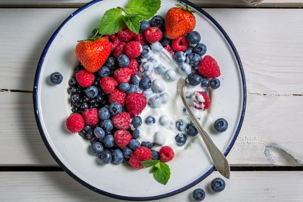 Berry fruits with cream — Stock Photo, Image