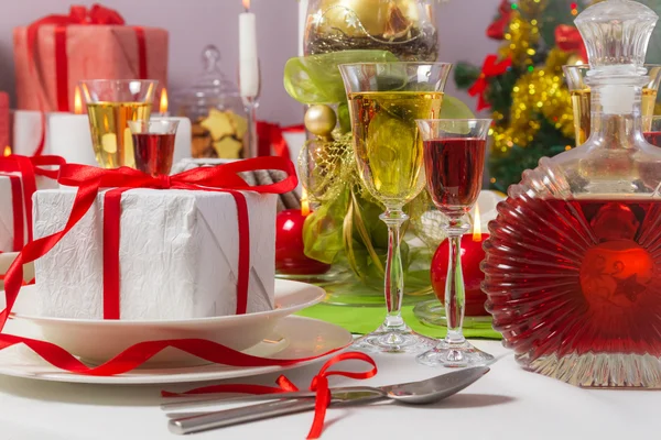 Luz de velas e presentes por toda a mesa de Natal — Fotografia de Stock