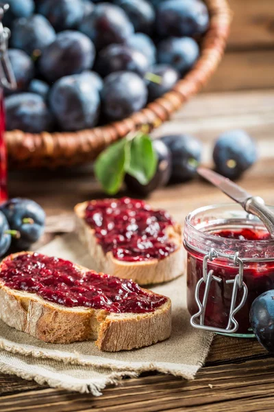 Gros plan de sandwich à la confiture de prunes fraîches — Photo