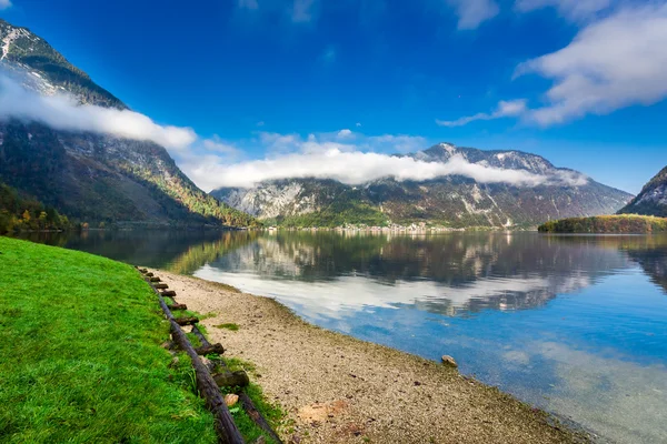 Montanha lago em Alpes — Fotografia de Stock