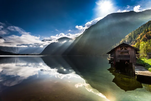 Старий дерев'яний будиночок на гірському озері — стокове фото