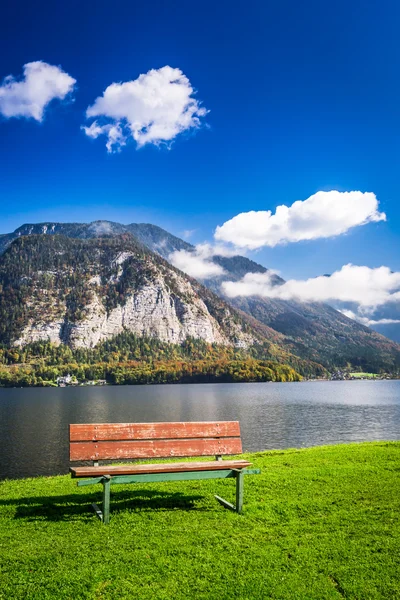 Panca di legno vicino a un lago di montagna — Foto Stock