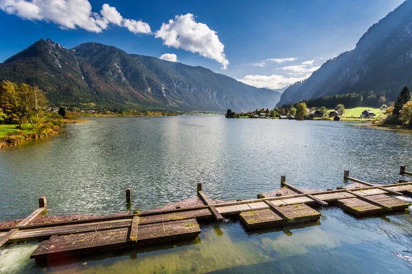 Mountain lake in autumn season — Stock Photo, Image