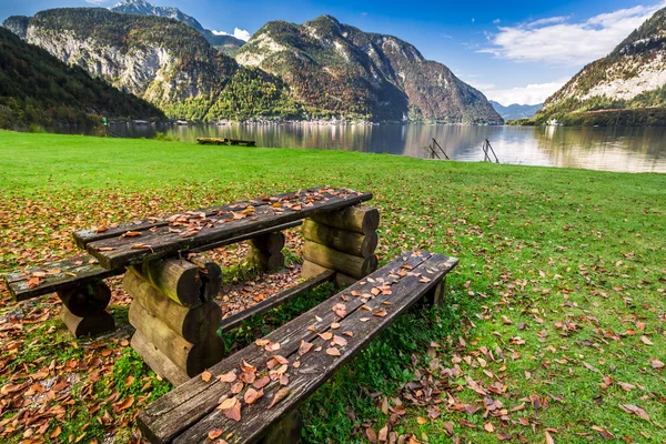 Bir dağ gölü sonbahar sezon — Stok fotoğraf