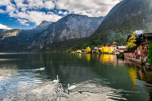 Jesienią zachód słońca nad jeziorem Hallstatt — Zdjęcie stockowe