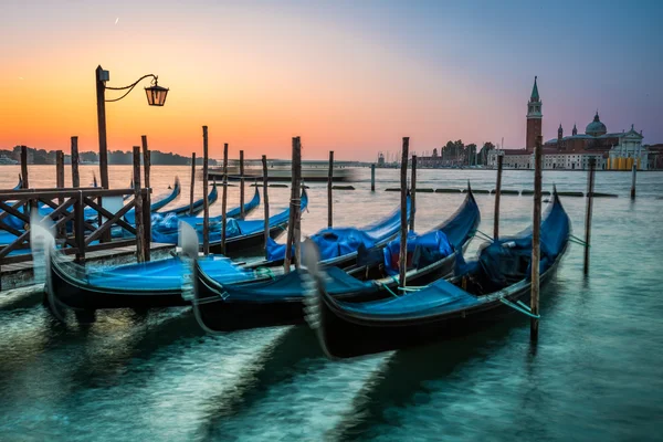 Swingende gondels in Venetië bij dageraad — Stockfoto