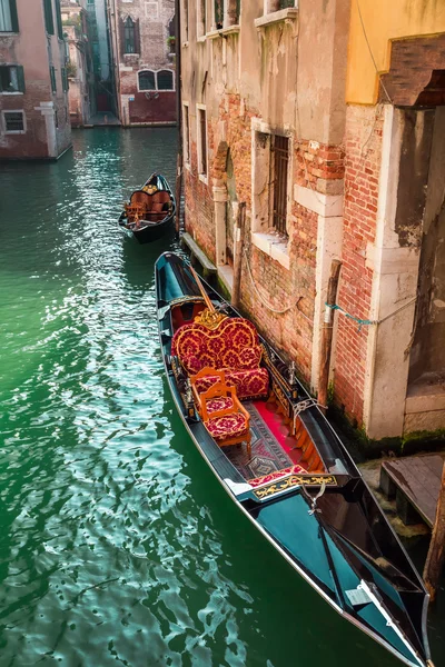Beautiful gondolas on a canal in Venice — Stock Photo, Image