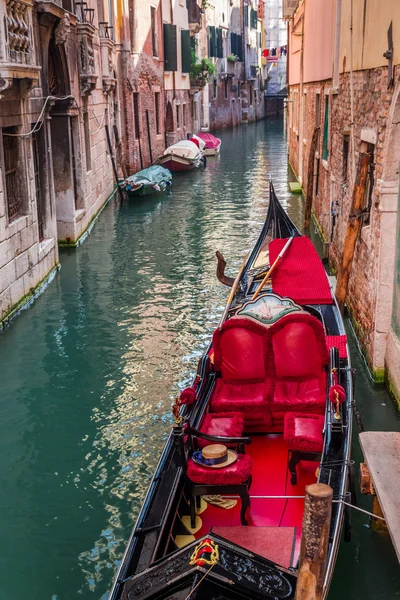 Hermosa góndola roja en Venecia — Foto de Stock