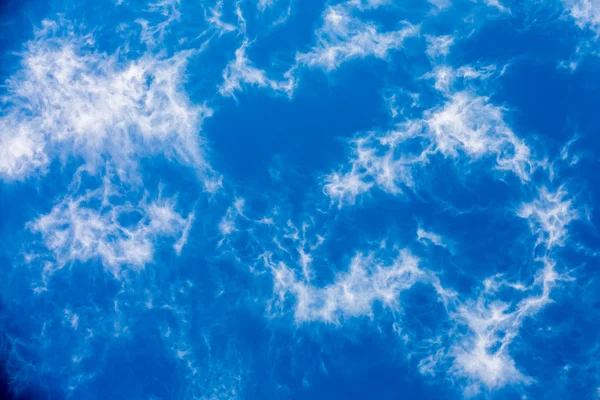 Blauer Himmel und weiße Wolken Hintergrund — Stockfoto