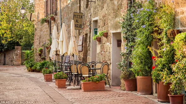 Hermosa calle decorada con flores, Italia — Foto de Stock