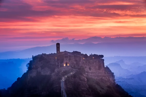 View of the old town of Bagnoregio at dusk — Stock Photo, Image
